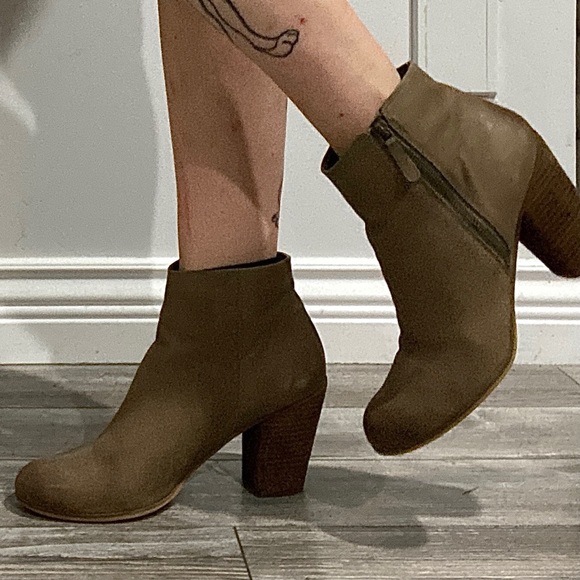 BP. Chelsea Boots With Wooden Bottom + Heel - Picture 2 of 3